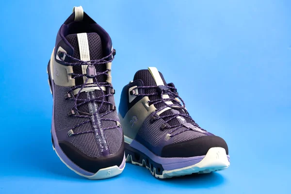 Mavi Arka Planda Spor Ayakkabıları Helion Metin Için Boşluk — Stok fotoğraf