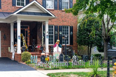 Cadılar Bayramı için bahçenin önündeki süslemeler. Balkabağı ve kafatası iskeletleri.