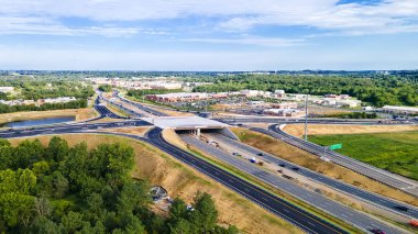 Leesburg, Virginia 'da yol kavşağı ve otopark. Güneşli bir günde İHA 'nın görüntüsü.