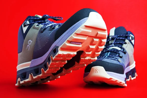 Yeni Yürüyüş Ayakkabıları Kırmızı Arka Planda Marka Spor Ayakkabılar Spor — Stok fotoğraf