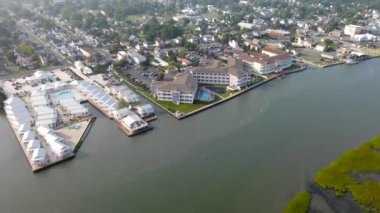 Havadan Chincoteague Adası, Virginia, ABD marinaları, otelleri ve otoparkları olan. Rıhtımın ve körfezin üzerinde İHA 'yla uçmak.