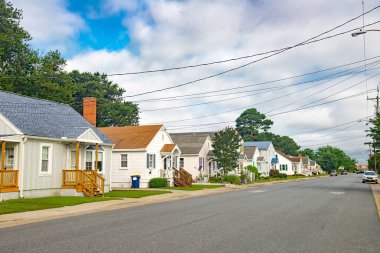 Virginia 'daki Asoteague tatil köyünün sokakları. Renkli çatıları olan küçük ahşap evler.