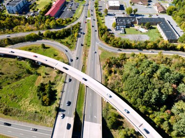 Leesburg, Virginia 'da çok katlı bir kavşakta. Güneşli bir günde İHA 'nın görüntüsü.