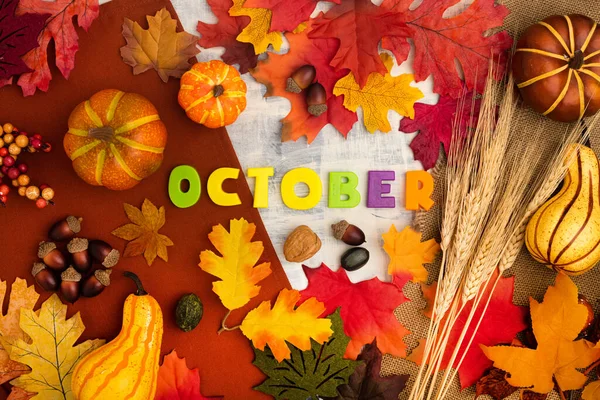 Pompoenen Herfstbladeren Tarwespikkels Een Beige Achtergrond Inscriptie Oktober Vlakke Lay — Stockfoto