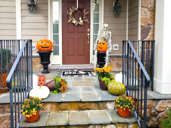 İskeletler, balkabakları ve kafatasları Amerika 'da Cadılar Bayramı' nın geleneksel özellikleridir.. 