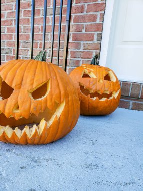 Cadılar Bayramı ve evin eşiğini süsleyen çeşitli şenlikli balkabakları..