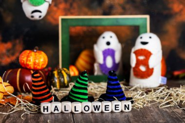 Cadılar Bayramı, şapkalar ve hayaletler. Balkabakları, sonbahar ve cadılar bayramı. Hasatın sembolü ve bayram geleneği. HELLOWIN yazıtı kemik küplerinden yapılmıştır. Seçici odak.