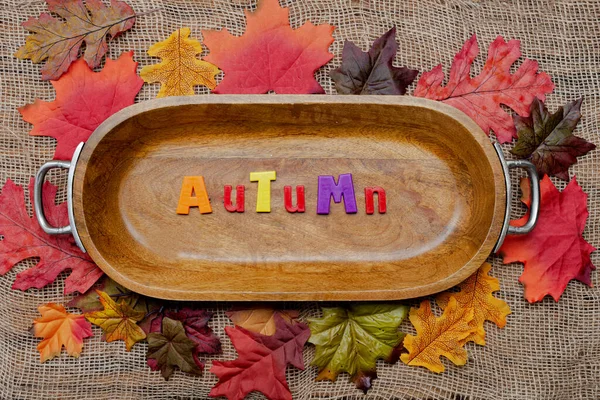Drewniana Miska Jesienne Liście Kolorowy Napis Autumn Widok Góry — Zdjęcie stockowe