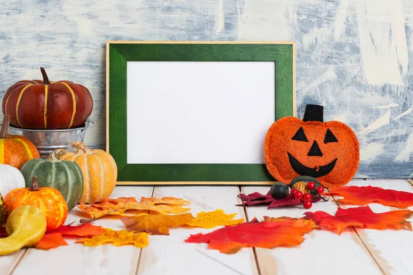 Koncepcja Halloween Wakacje Pustą Zieloną Ramą Dynie Lekkim Stole Lekką — Zdjęcie stockowe