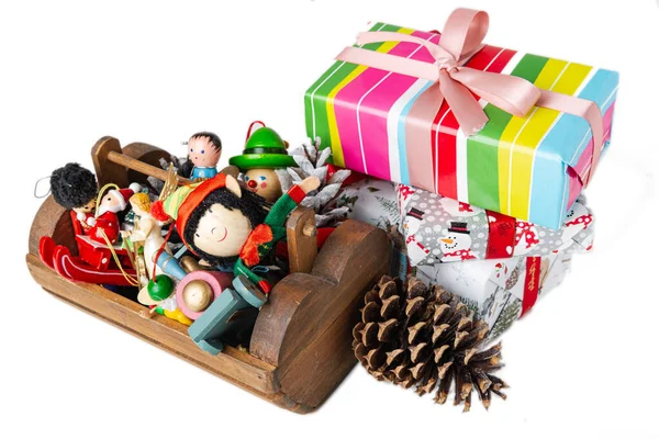 Деревянная Коробка Рождественскими Украшениями Рождественскими Подарками Белом Фоне — стоковое фото