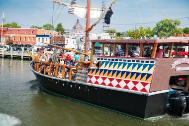 Schooner turistler için bir korsan gemisine dönüştü, Annapolis limanından ayrılıyor.