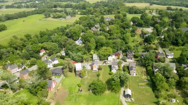 バージニア州ウォーターフォードの歴史的村 空中ドローン フッテージ 緑の木の間の古い家 — ストック動画