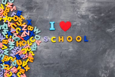 Çok sevdiğim kelimeler okul yönetim kurulundaki alfabenin çok renkli harflerinden bir araya getiriliyor. Okula, okul eğitimine..