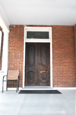 Kubbeli tuğla bir evin klasik ön kapısı..