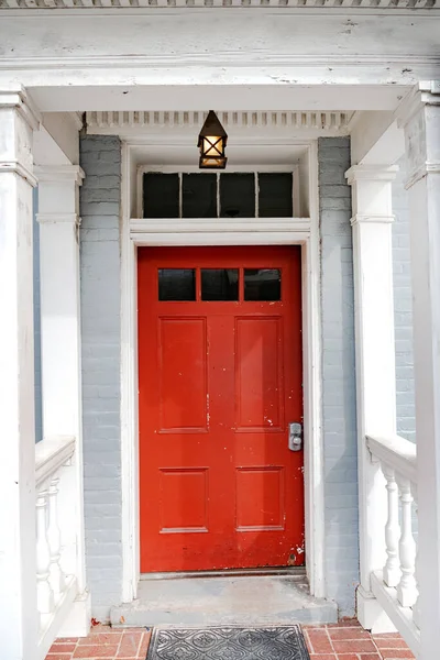 キャノピー付きの白い煉瓦の家への木製の赤い入口のドア — ストック写真