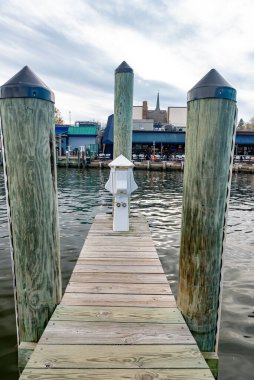 Yat Marina 'daki bir rıhtımda su ve elektrik tedarik noktası.