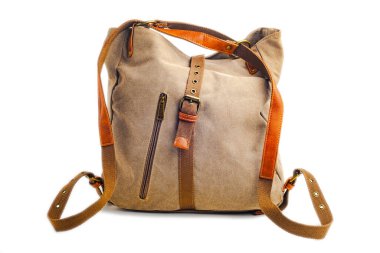 Beyaz arka planda deri süslemeli çantalar..