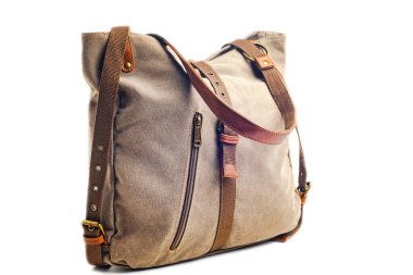 Beyaz arka planda deri süslemeli çantalar..