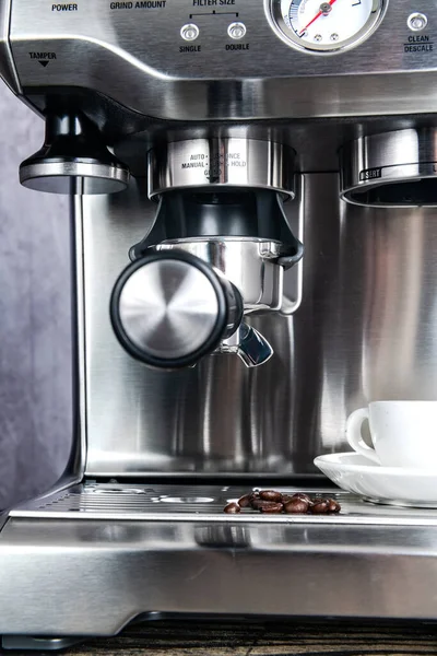 Metallportafilterhalter Für Gemahlene Kaffeebohnen Einer Kaffeemaschine Makroaufnahme Espresso Kaffee Konzept — Stockfoto