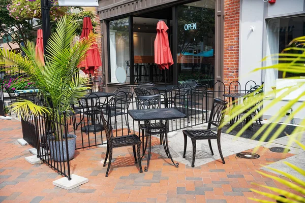 Пустое Уличное Кафе Рядом Рестораном Старом Американском Городе Столы Стулья — стоковое фото