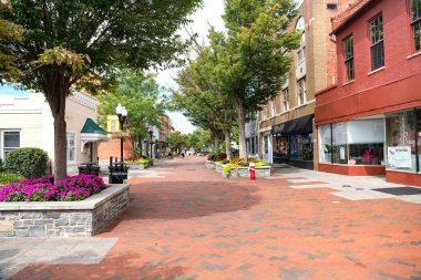 Virginia 'nın eski Winchester kasabasının tarihi merkezinde yaya sokağı boyunca uzanan eski evler ve kafeler.