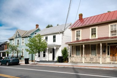 Virginia 'daki eski Winchester kasabasının tarihi merkezinde cadde boyunca uzanan renkli eski evler..