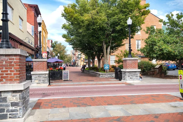 バージニア州のウィンチェスターの旧市街の歴史的な中心部の歩行者通り沿いの古い家やカフェ — ストック写真