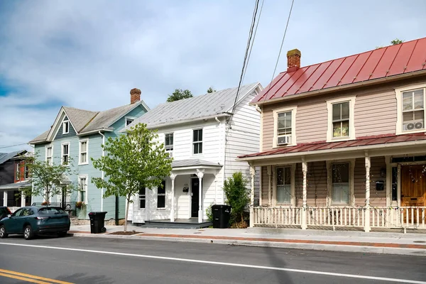 Virginia 'daki eski Winchester kasabasının tarihi merkezinde cadde boyunca uzanan renkli eski evler..