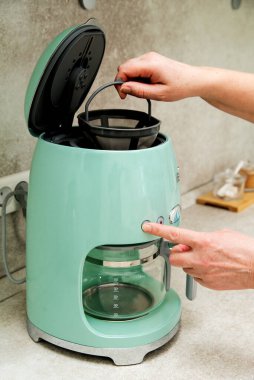 Düğmeleri olan modern kahve makinesi. Seçili bir düğmeye basarak çelikte geriye dönük tasarım.