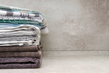 Masanın üzerine bir yığın temiz havlu. Kopya alanı.