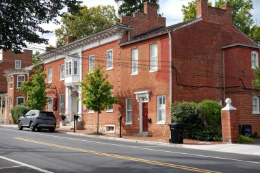 Winchester, Virginia 'nın eski sokaklarındaki tarihi binalar..