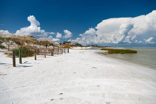 Λευκή Άμμος Και Σπίτια Κάτω Από Σύννεφα Στις Ακτές Του — Φωτογραφία Αρχείου