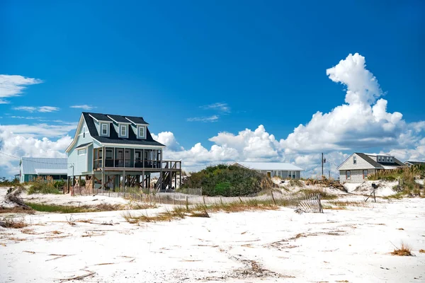 Casas Praia Nas Margens Oceano Atlântico Areia Branca Sob Nuvens — Fotografia de Stock