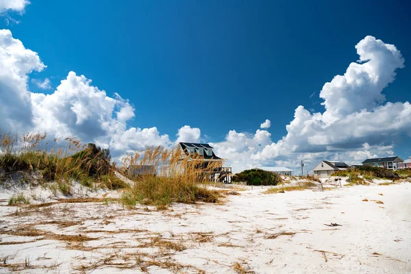 Білий Пісок Будинки Під Хмарами Березі Атлантичного Океану — стокове фото