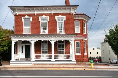 Winchester, Virginia 'nın eski sokaklarındaki tarihi tuğla binalar..
