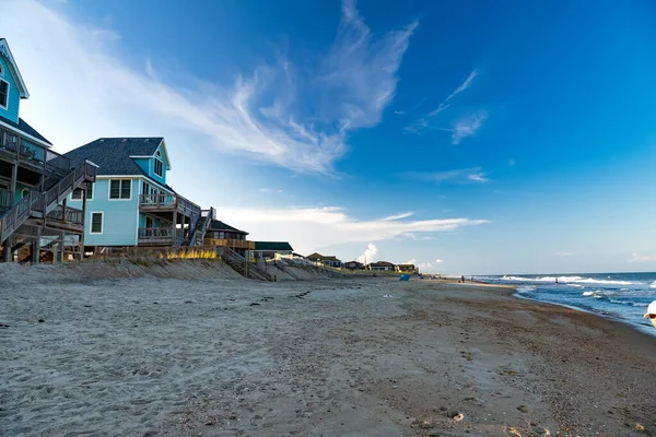 Παραλία Και Σπίτια Ξυλοπόδαρα Κάτω Από Έναν Γαλάζιο Ουρανό Στις — Φωτογραφία Αρχείου