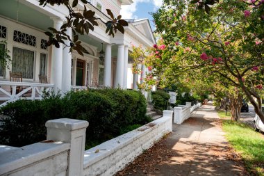 Wilmington 'ın tarihi bölgesinde caddelere cephe inşa etmek. Şehir merkezindeki antik binalar boyunca kaldırımlar.