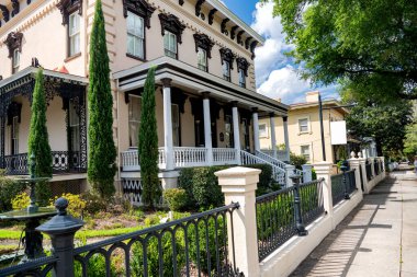 Wilmington 'ın tarihi bölgesinde caddelere cephe inşa etmek. Şehir merkezindeki antik binalar boyunca kaldırımlar.