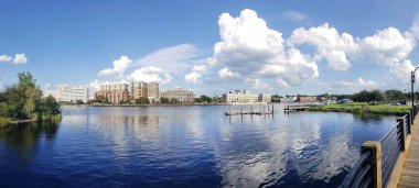 Wilmington şehrinin panoramik manzarası Kuzey Carolina 'daki Christiana Nehri' nin karşısında..