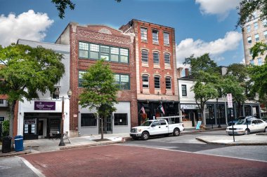 Wilmington 'ın tarihi bölgesinde caddelere cephe inşa etmek. Şehir merkezindeki antik binalar boyunca kaldırımlar.