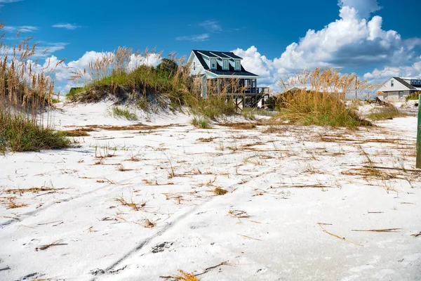 Casas Verão Palafitas Longo Costa Oceano Atlântico Céu Azul Com — Fotografia de Stock