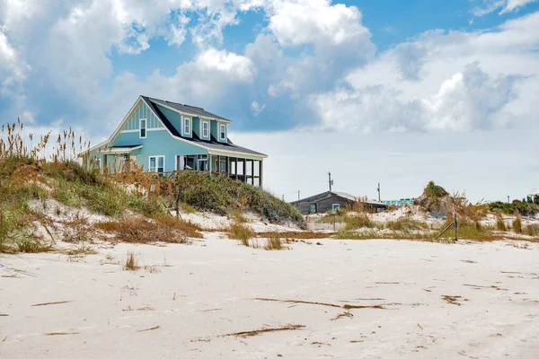 Strandhus Vid Atlantens Stränder Vit Sand Snövita Moln — Stockfoto