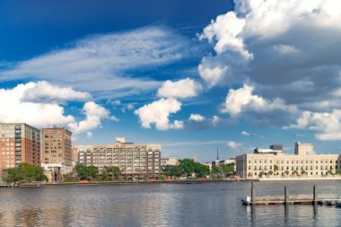 Kuzey Carolina 'daki Christiana Nehri' nin karşısındaki Wilmington şehrinin manzarası..