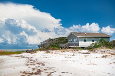 Kuzey Carolina 'da Atlantik Okyanusu' nda ayaklıklar üzerinde sahil evi..