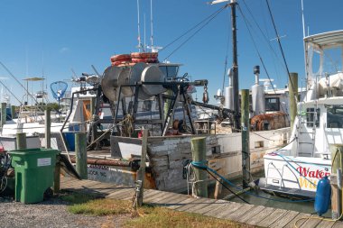 Kuzey Carolina körfezindeki rıhtımda büyük balıkçı tekneleri.