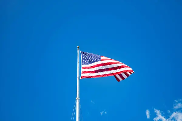 Mastro Com Bandeira Dos Estados Unidos América Contra Céu Azul — Fotografia de Stock