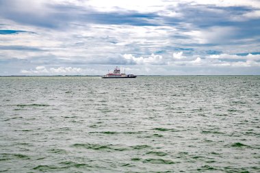 12 ve 70 numaralı yolları birleştiren Atlantik Okyanusu 'nda arabalı feribot boğazdan geçiyor..