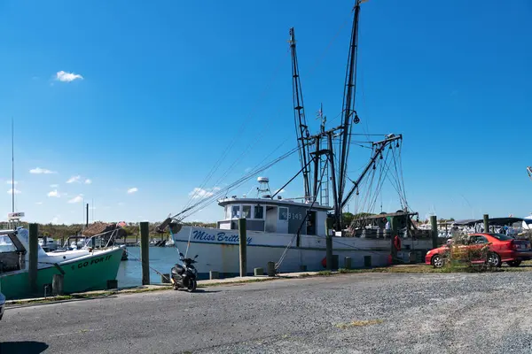 Grote Vissersboten Pier Een Baai Van North Carolina — Stockfoto