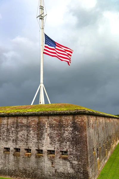 Forte Mastro Com Bandeira Dos Estados Unidos América Contra Fundo — Fotografia de Stock