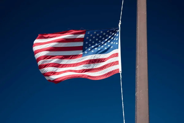 Bandeira Americana Flutua Contra Céu Azul Escuro Close — Fotografia de Stock